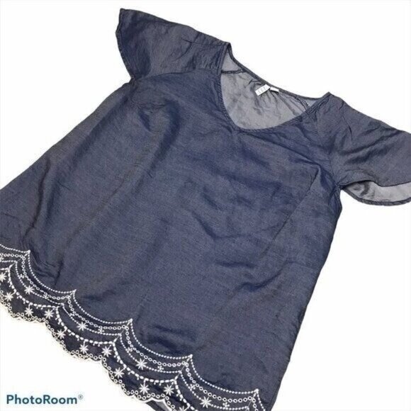 ELLE Blouse Size Medium Chambray Blue Flutter Sleeve V-Neck Top Embroidered - Picture 3 of 7
